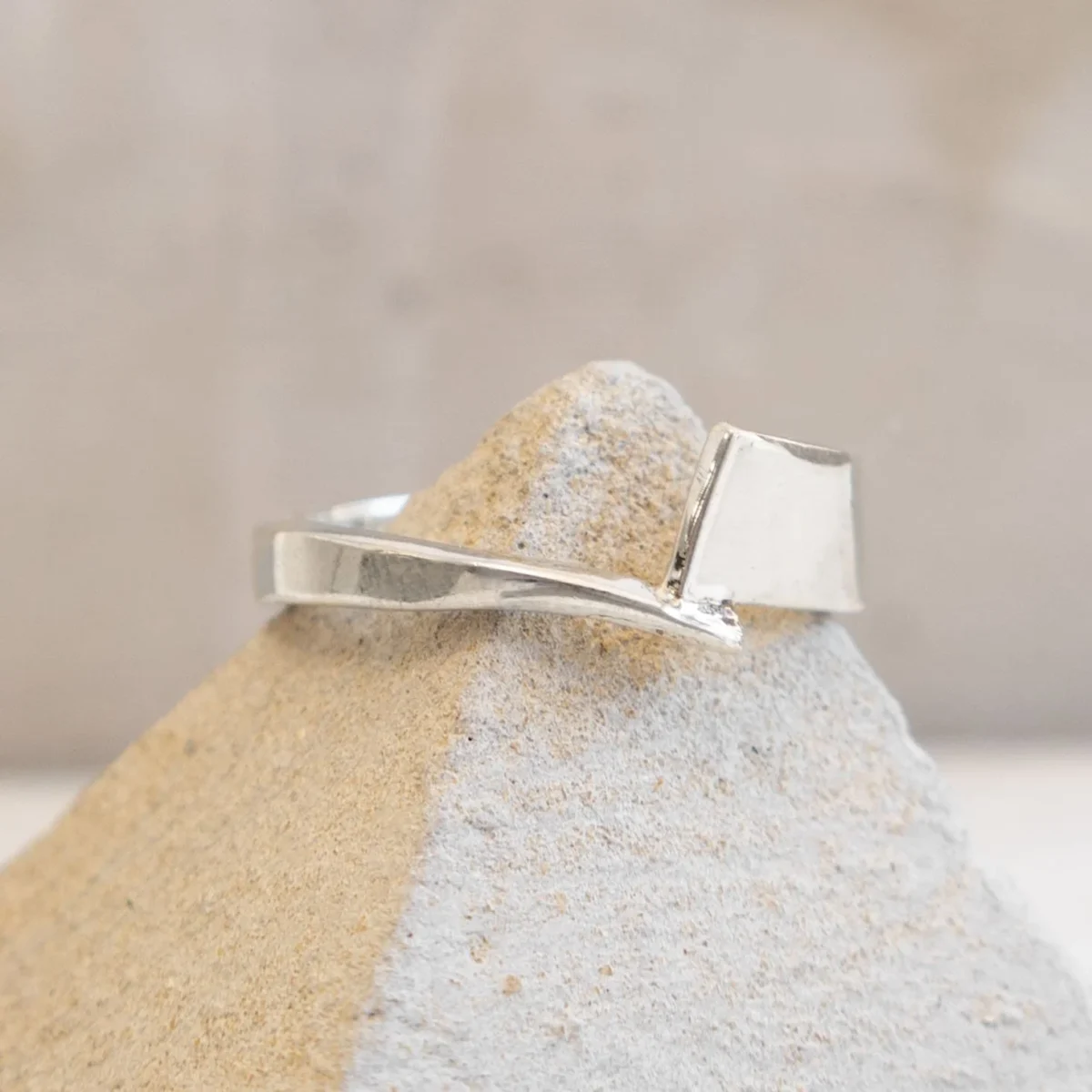 Silver26Steel-Ribbon-Ring.webp